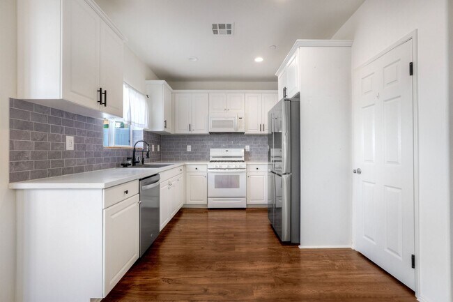 Foto del edificio - Beautiful Horse Creek Ridge Spacious 3 Bed / 2.5 Bath Home in Fallbrook with Solar