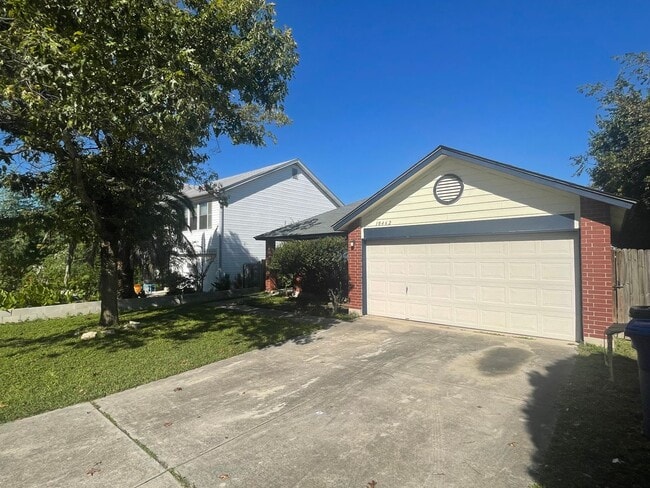 Building Photo - NICE 3 BEDROOM FEATURING AN ISLAND KITCHEN...