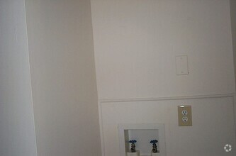 Building Photo - 902 Verdant Dr