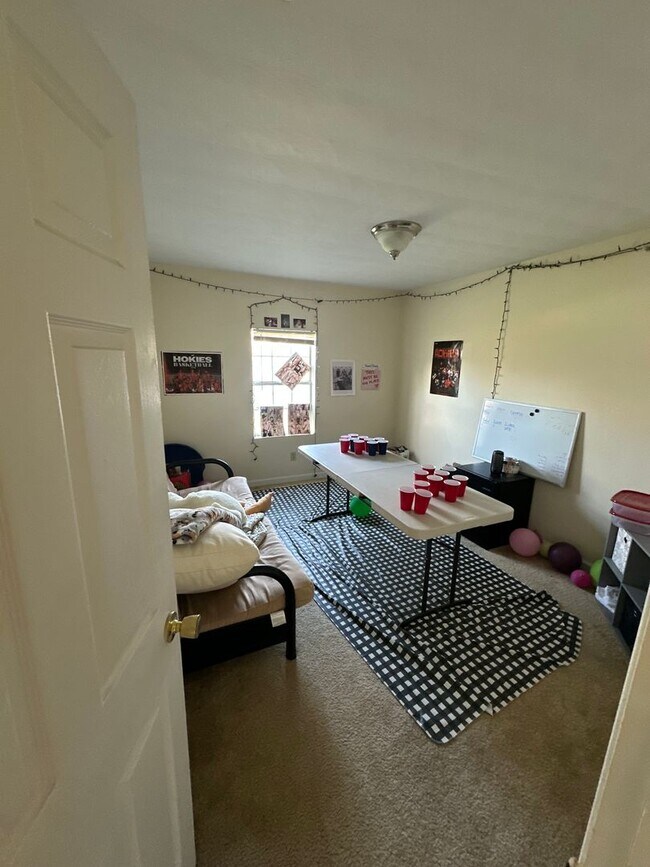 Building Photo - 215 Pheasant Run Dr