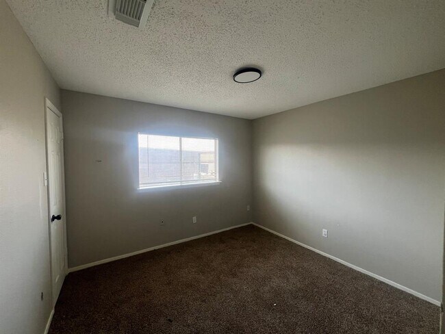 Foto del edificio - 8119 Crestwick Dr