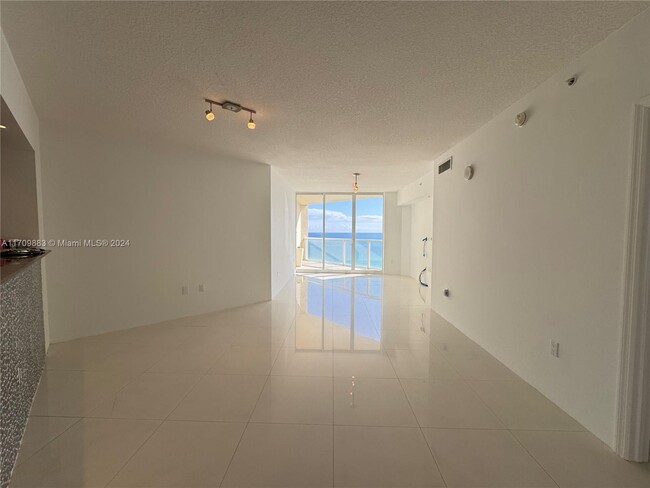 Foto del edificio - 16699 Collins Ave