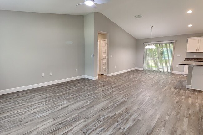 Building Photo - 2415 W Devon Dr