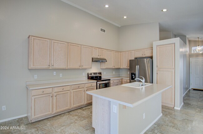 Building Photo - 370 S Elm Ct