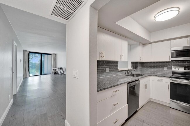 Building Photo - 3800 N Hills Dr