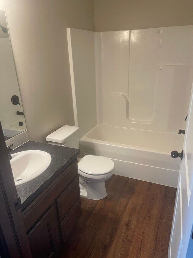 Foto del edificio - Beautiful 3 Bed 2 Bath + Bonus Room!