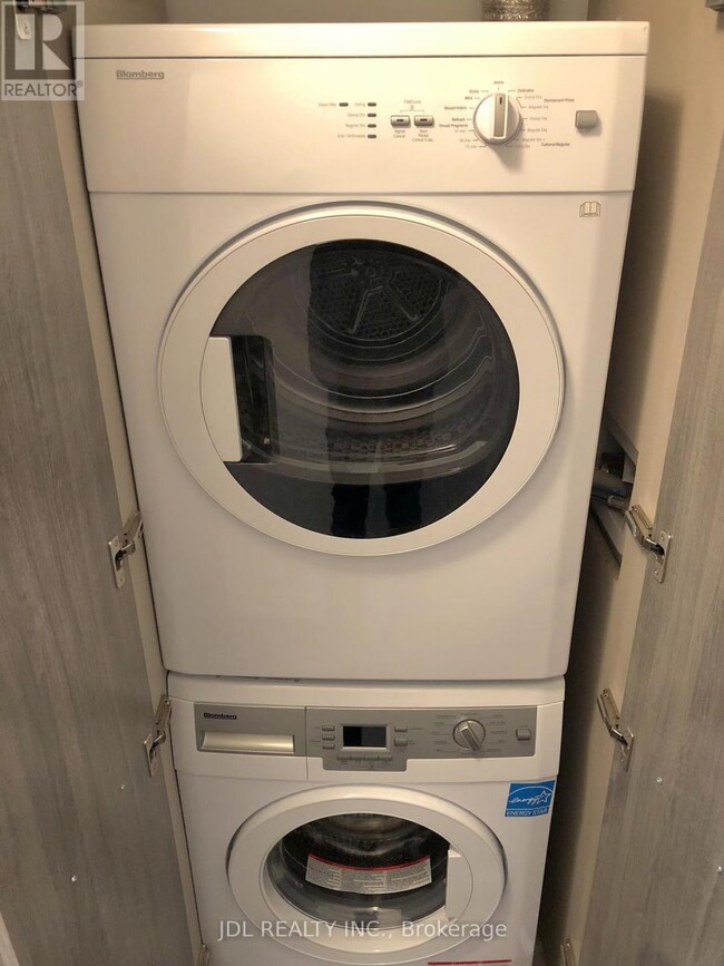 Photo du bâtiment - 50 Charles St E