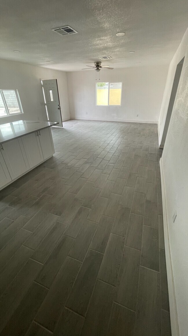 Foto del edificio - 629 E Dee St