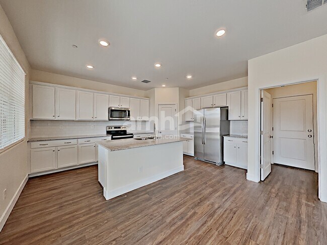 Foto del edificio - 5949 W Columbine Dr