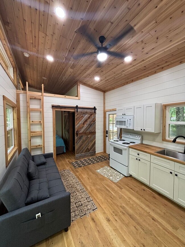 Foto del edificio - Cozy, Modern Tiny Home with Wrap-Around Po...