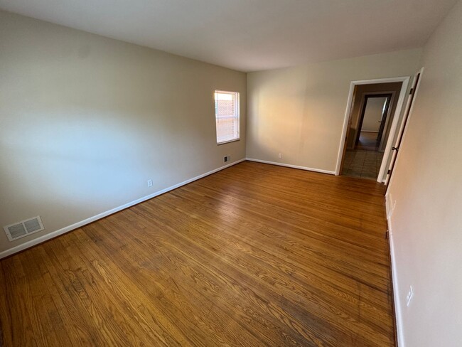 Building Photo - 121 McArthur Dr