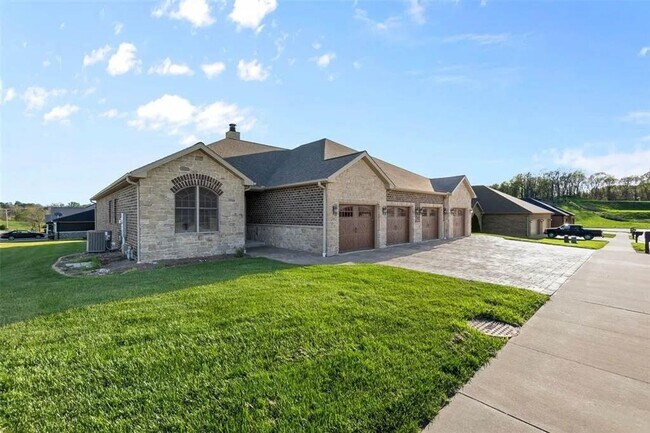 Foto del edificio - Stunning Custom-Built 4 Bedroom Duplex in East Jackson School District