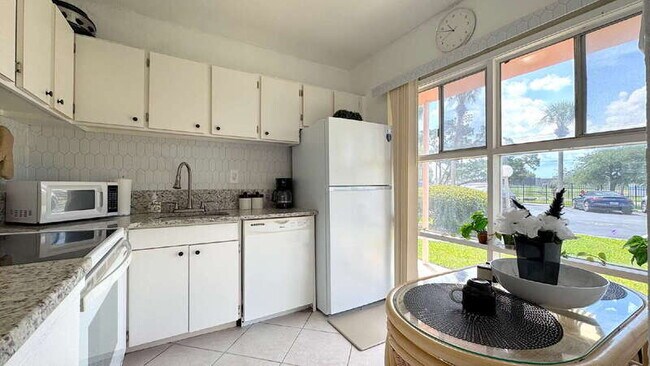 Foto del edificio - 721 S Beach St