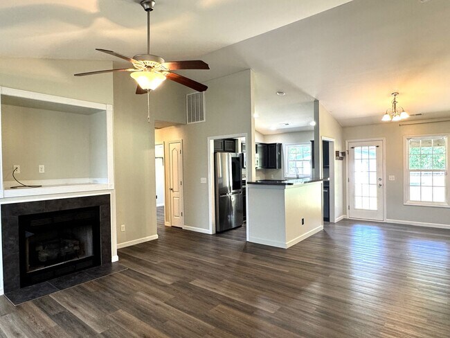 Foto del edificio - Comfort, Charm & Room for Everything You Love!