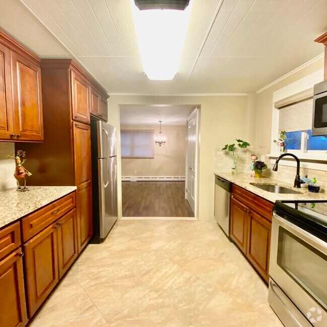 Amity Harbor Apartments for Rent with Hardwood Floors Copiague, NY