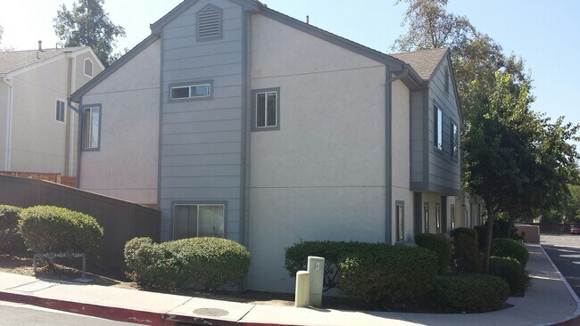 Building Photo - 2 Bedroom - 2.5 Bathroom Condo in gated co...