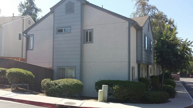 Building Photo - 2208 Kings View Cir