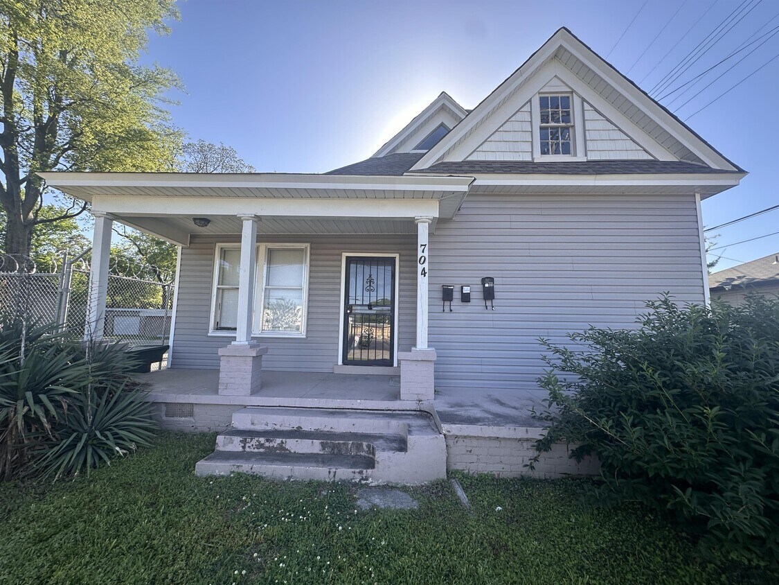 Primary Photo - 704 S Cox St