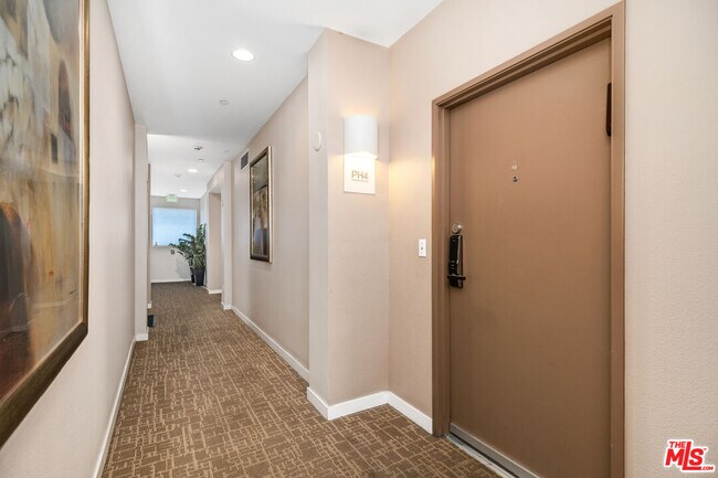 Foto del edificio - 2111 S Beverly Glen Blvd