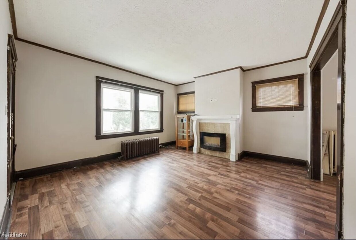 Foto principal - 2 br, 1 bath Triplex - 1235 Donald Avenue ...