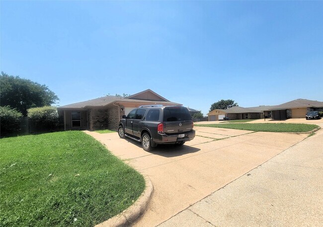 Foto del edificio - 3411 Stonewall Ln