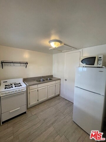 Foto del edificio - 3423 1/2 Walton Ave