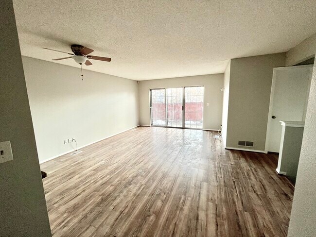 Foto del edificio - 21102 E 45th Ave