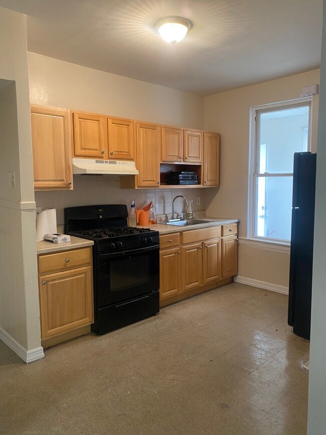 Eat in kitchen - 665 Magenta St