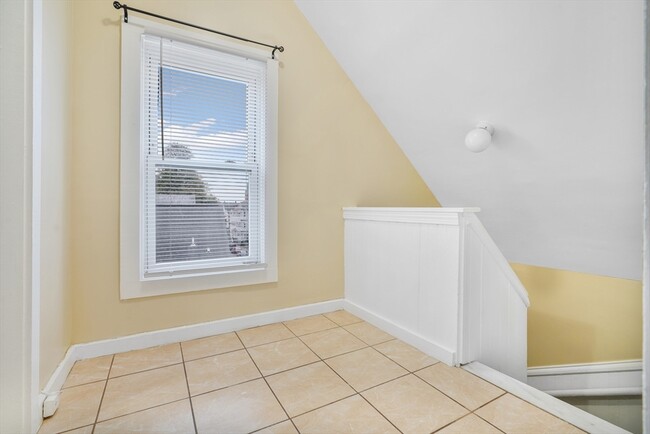 Building Photo - 94 Rockland St