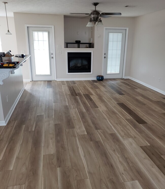 Sala de estar - 301 Brynn Ct