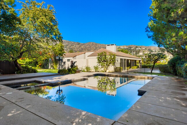 Building Photo - 3621 Malibu Country Dr