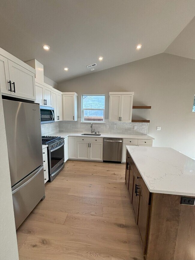 Foto del edificio - Gorgeous Built 3 Bed/ 2 Full Bath Home clo...