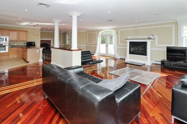 Foto del edificio - 38 Braeland Ave