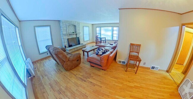 Foto del edificio - Two Kitchens + Fenced-in Yard + Pet Friendly + Washer & Dryer Included! Available June 4th!