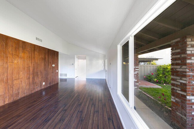 Foto del edificio - Charming 3-Bedroom Home in Quiet Irvine Ne...
