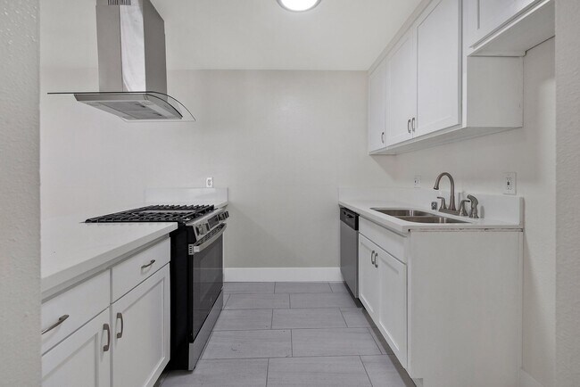 Foto del edificio - Upstairs unit available now!