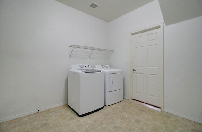 Foto del edificio - 5659 S 239th Dr