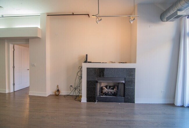 Building Photo - 933 W Van Buren St