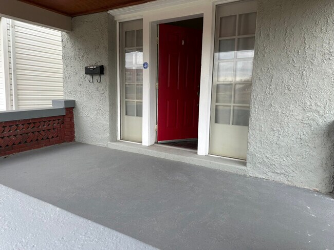 Foto del edificio - 213 Burns Ave