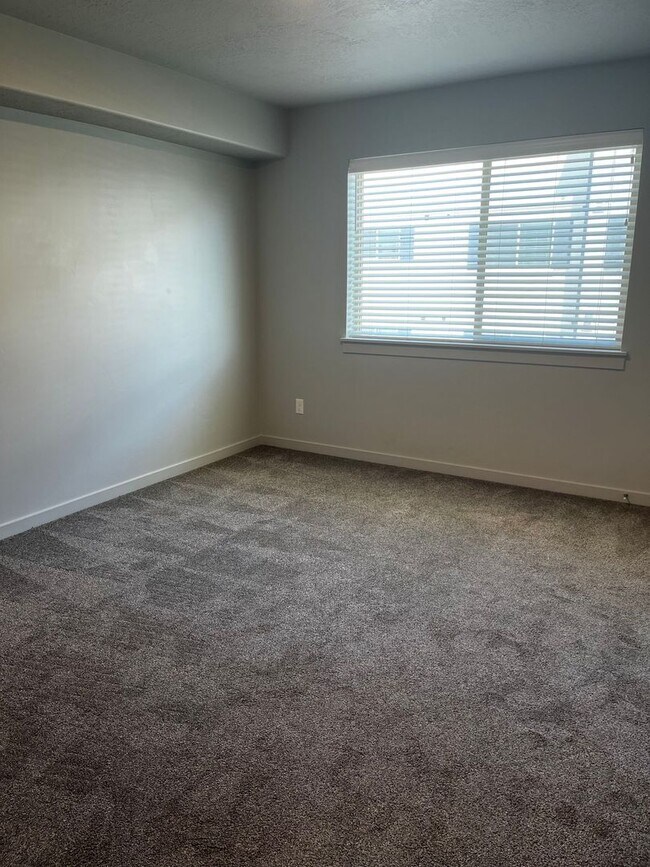 Building Photo - Conveniently Located Provo Condo