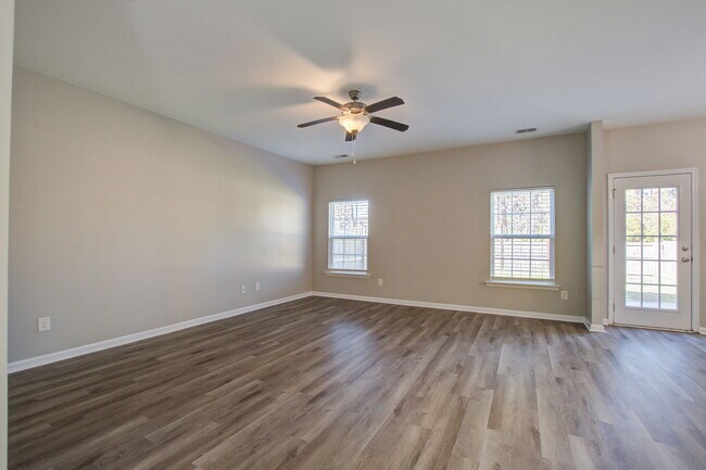 Foto del edificio - 459 Whispering Breeze Ln