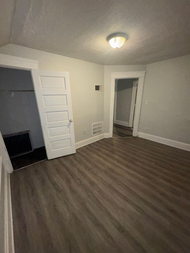 Foto del edificio - 1419 S Main St