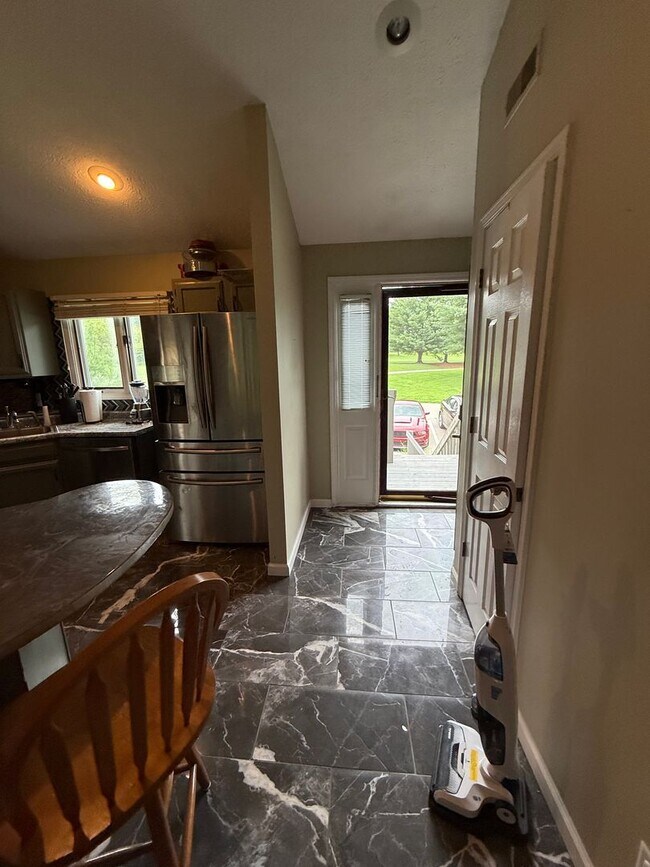 Foto del edificio - Semi-Furnished 2-Bedroom Condo at Eagle Pointe