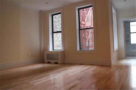 Amplio espacio de la sala de estar con excelente luz natural - 252 W 78th St