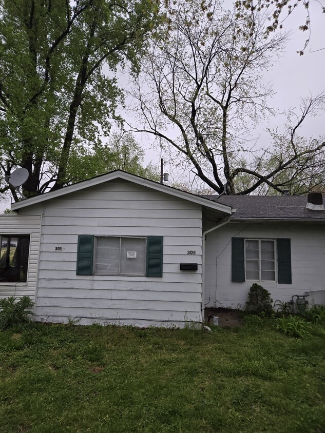Primary Photo - 305 W 7th St
