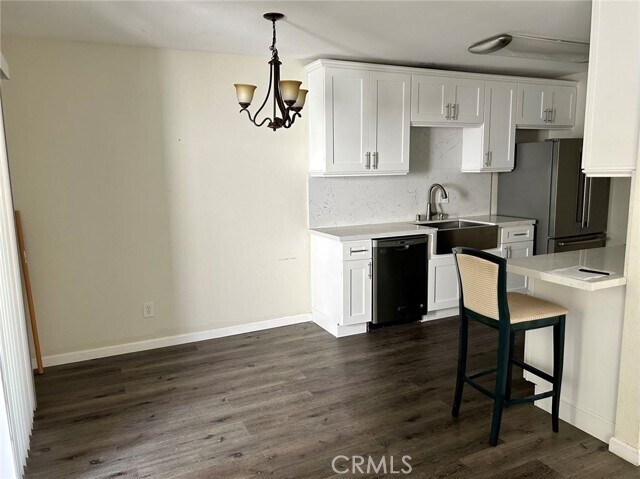 Foto del edificio - 23605 Golden Springs Dr