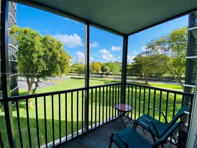 Foto del edificio - 3475 N Country Club Dr