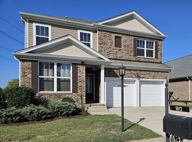 Building Photo - Great Home With Garage Parking Near Downto...