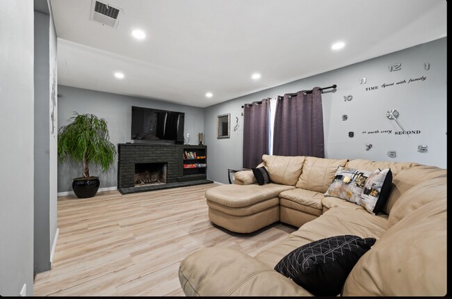 Foto del edificio - 325 Falcon Dr