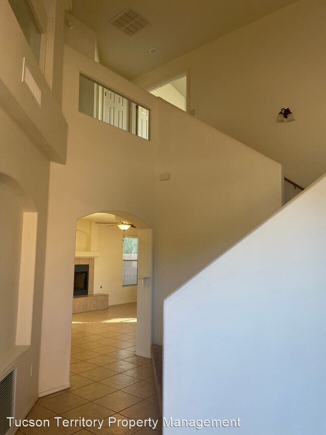 Building Photo - 4 br, 3 bath House - 525 E. Camino Crystal...